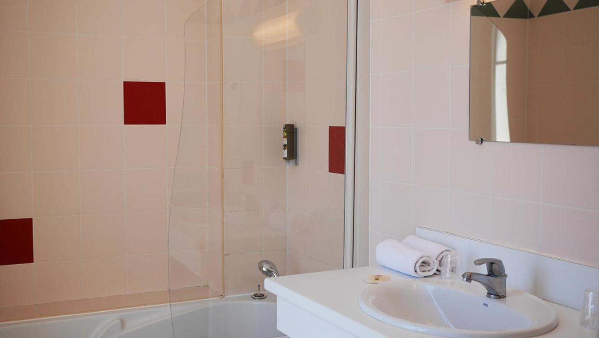 Logis Saint Louis Hotel La Suze-sur-Sarthe Екстериор снимка
