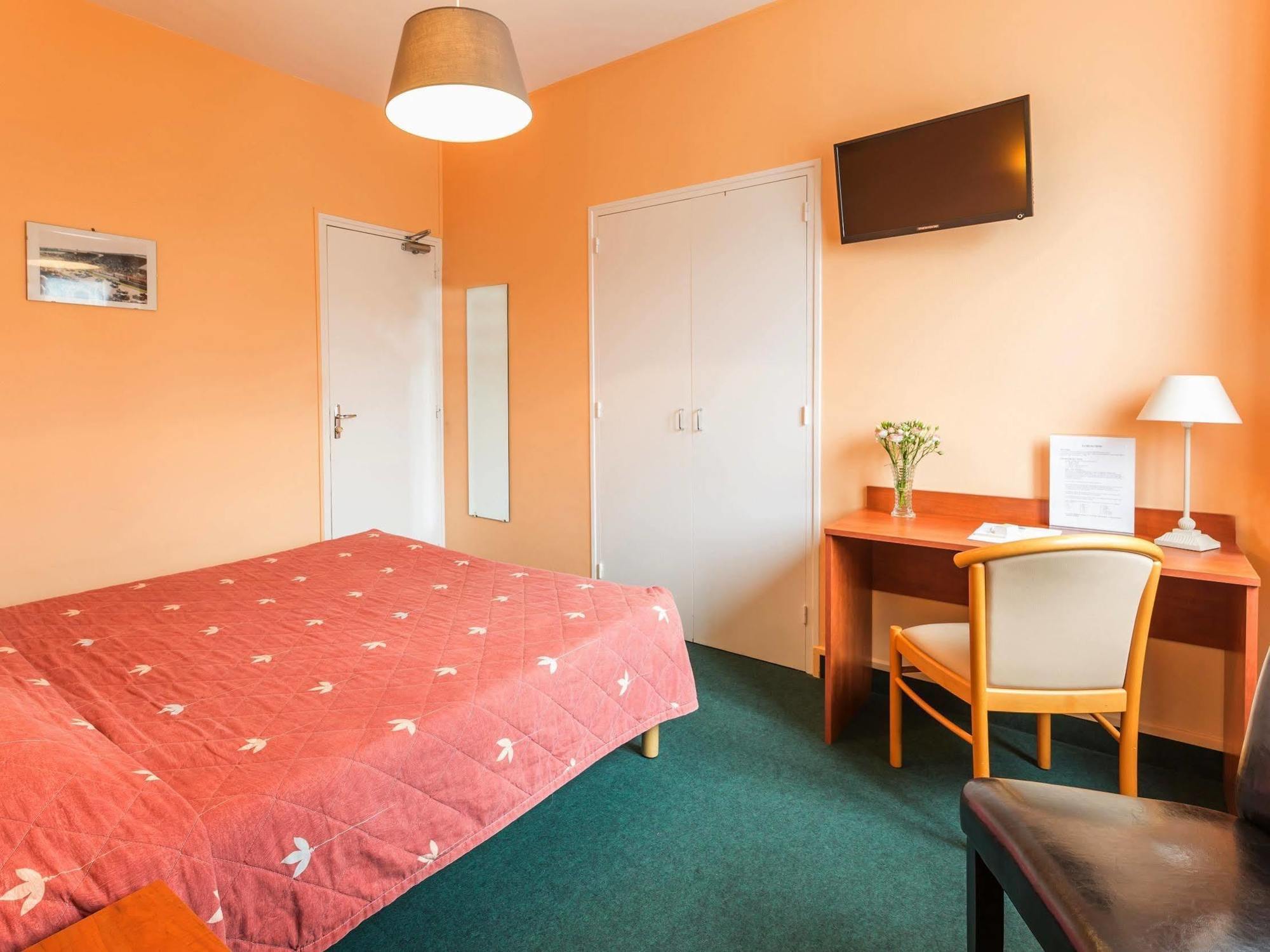 Logis Saint Louis Hotel La Suze-sur-Sarthe Екстериор снимка