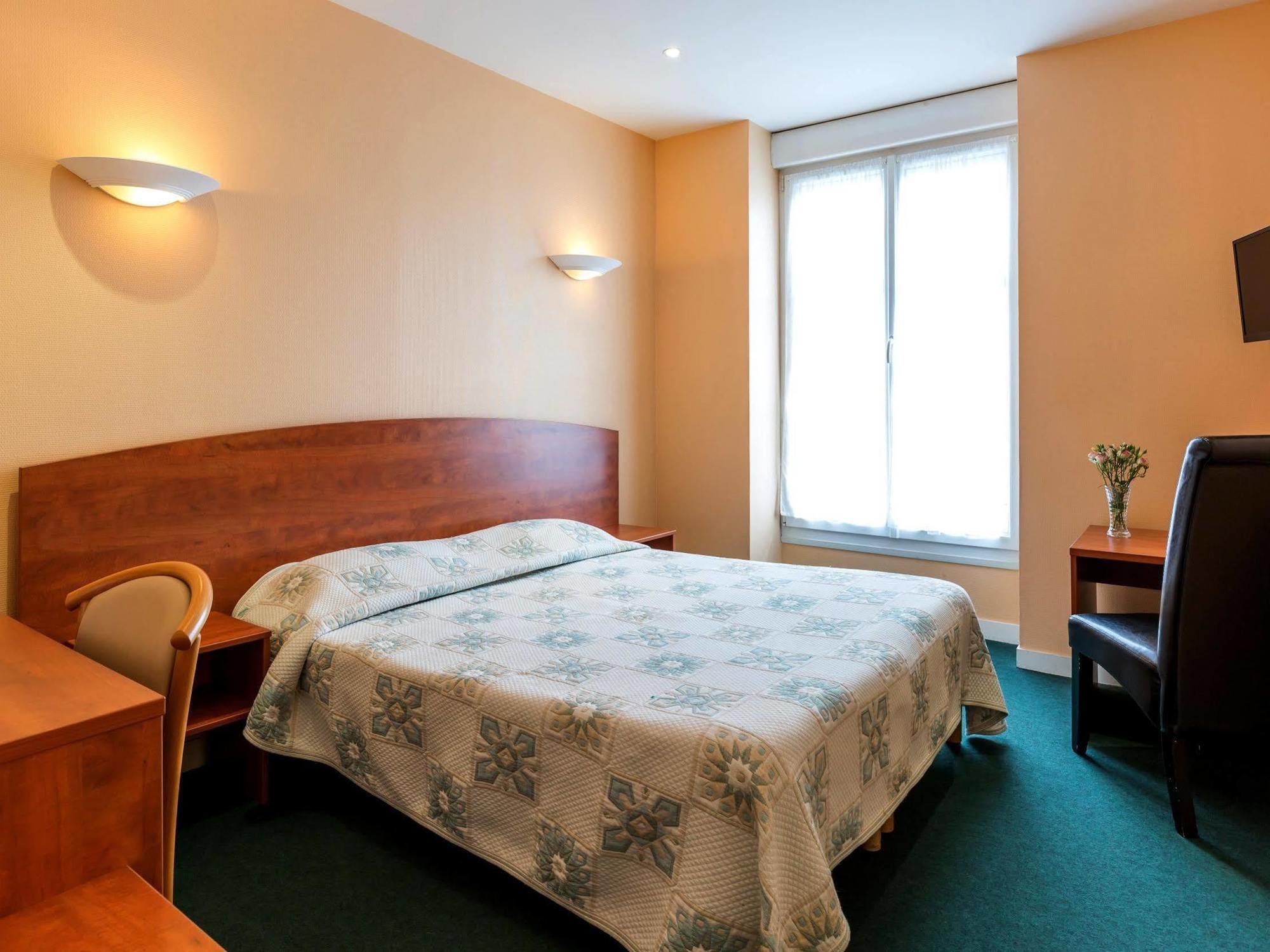 Logis Saint Louis Hotel La Suze-sur-Sarthe Екстериор снимка