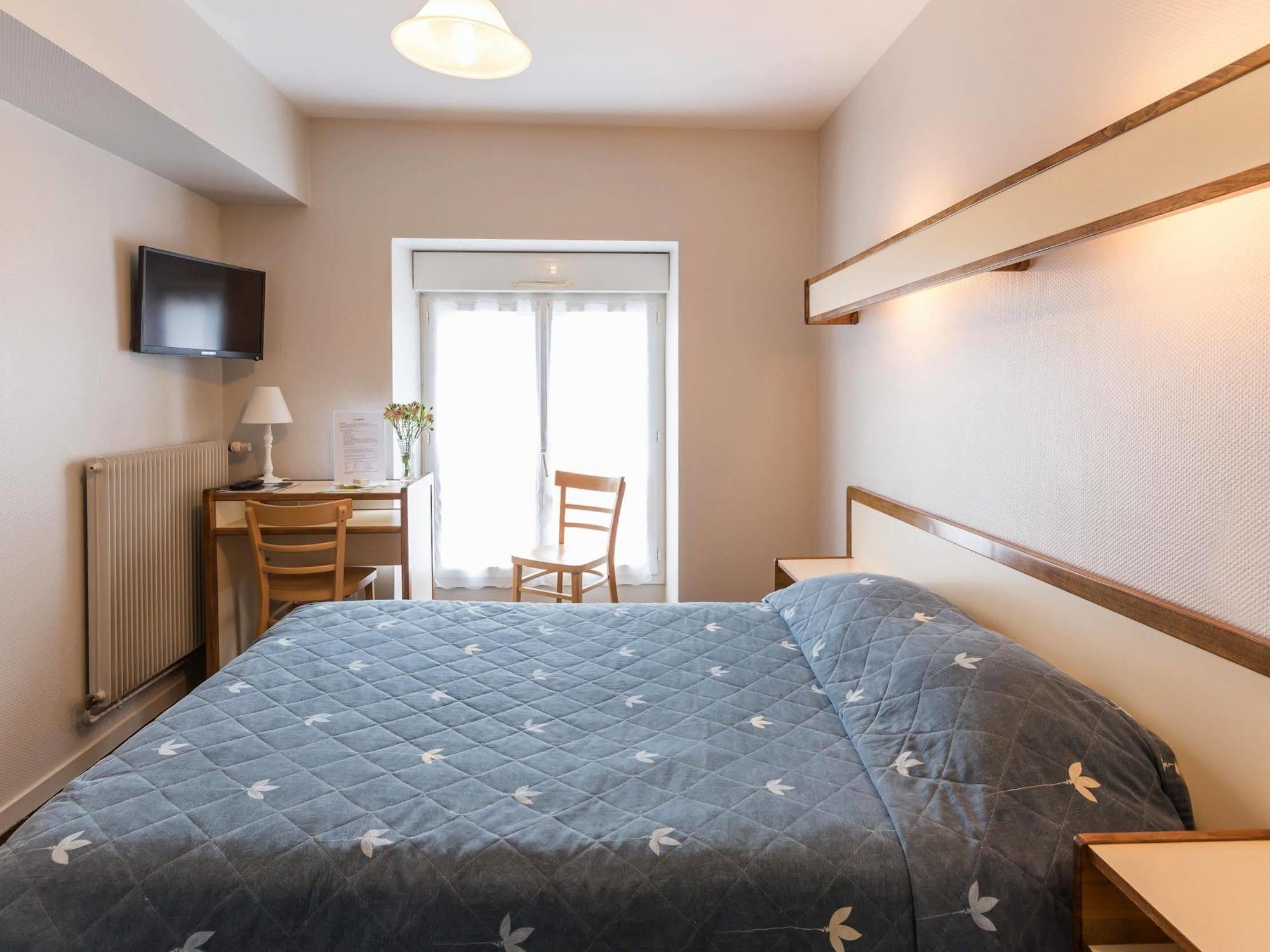 Logis Saint Louis Hotel La Suze-sur-Sarthe Екстериор снимка