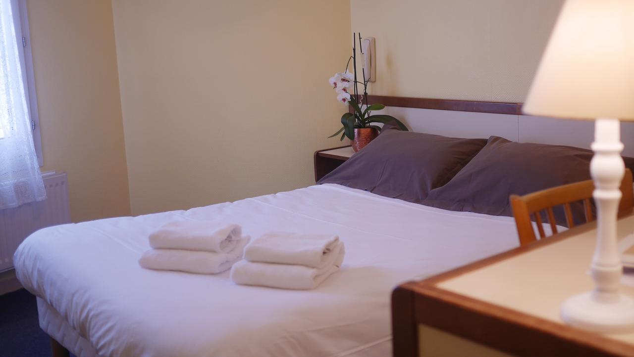 Logis Saint Louis Hotel La Suze-sur-Sarthe Екстериор снимка